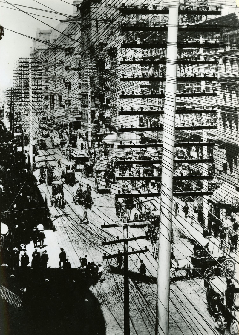 Illustration for article titled Photos from the Days When Thousands of Cables Crowded the Skies